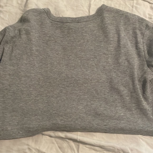 Grey long sleeved Aritizia shirt - Picture 6 of 8